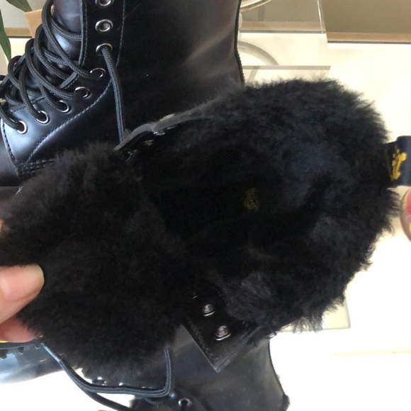 Dr. Marten 1460 WOMEN'S Black EYE FAUX FUR LINED BOOTS - Picture 4 of 10